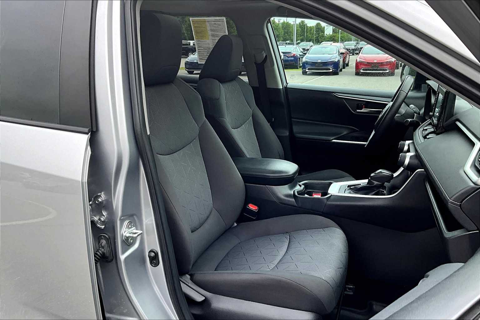 2020 Toyota RAV4 XLE - Photo 11