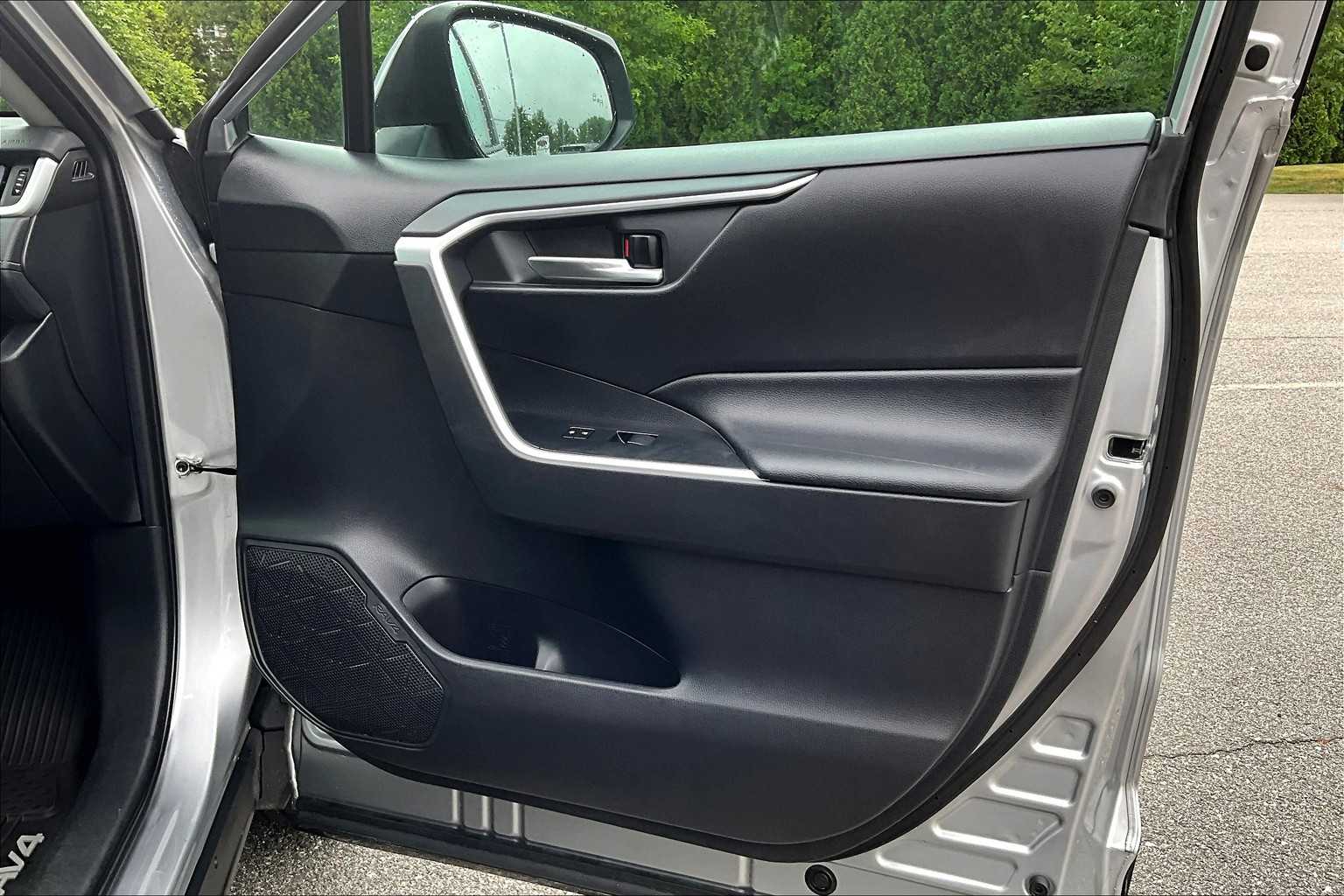 2020 Toyota RAV4 XLE - Photo 12