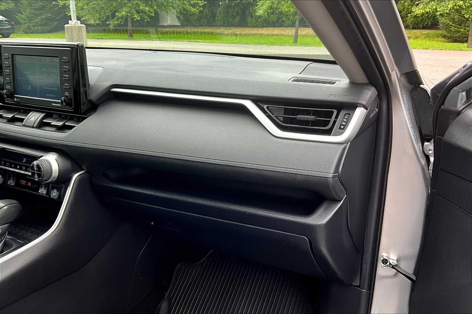 2020 Toyota RAV4 XLE - Photo 13