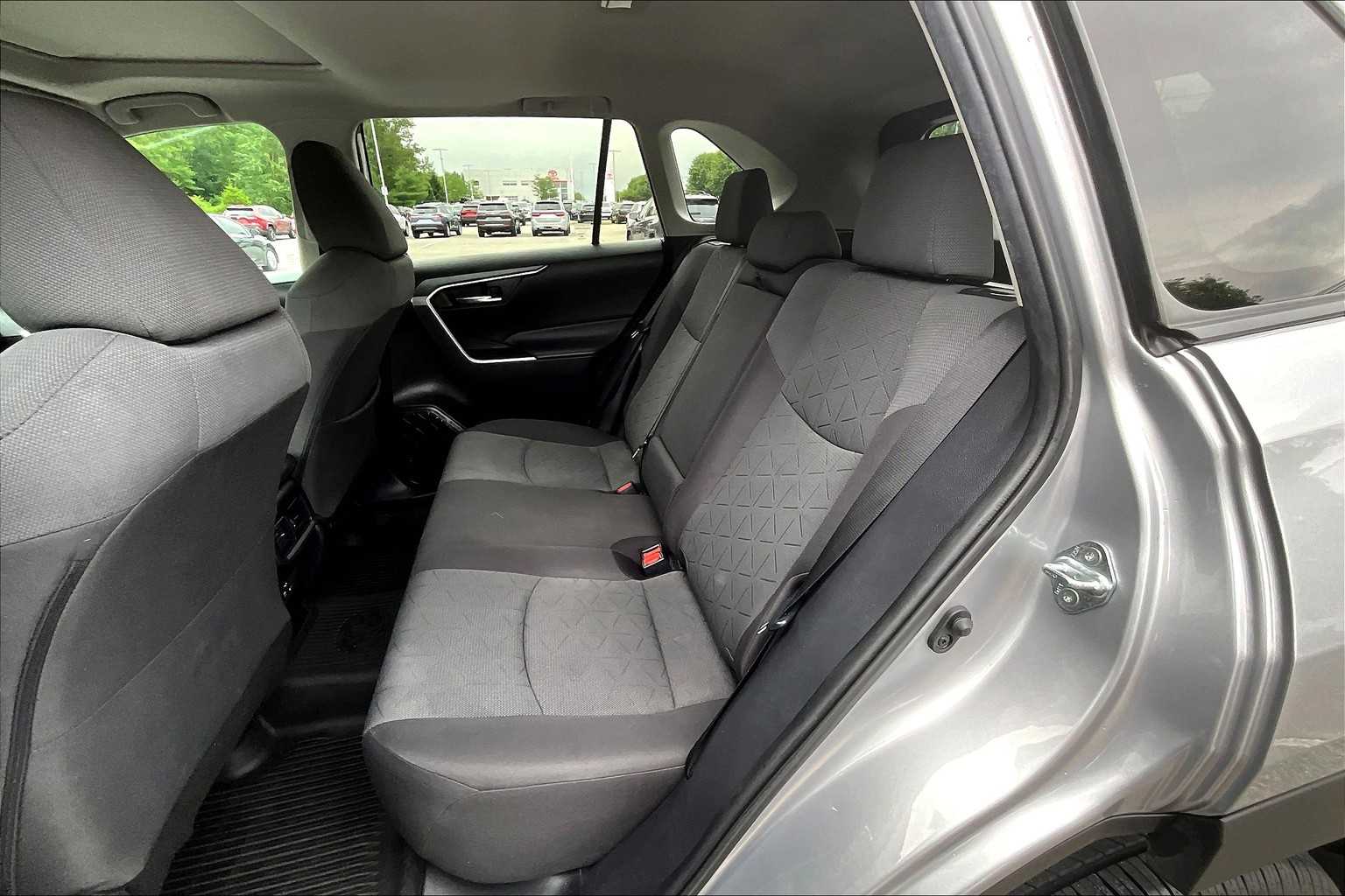 2020 Toyota RAV4 XLE - Photo 15
