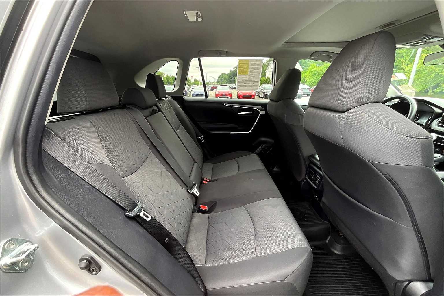 2020 Toyota RAV4 XLE - Photo 16
