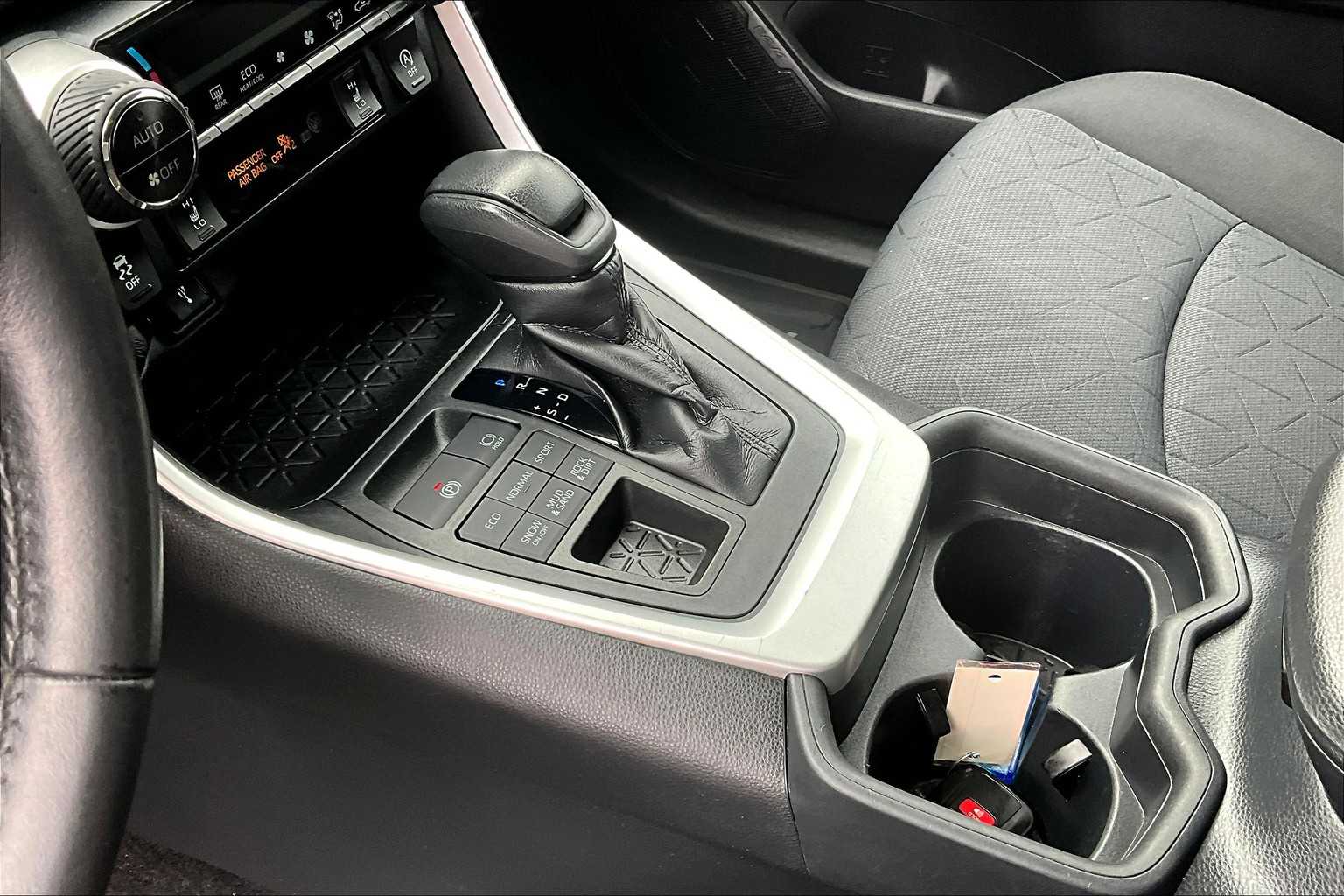 2020 Toyota RAV4 XLE - Photo 20