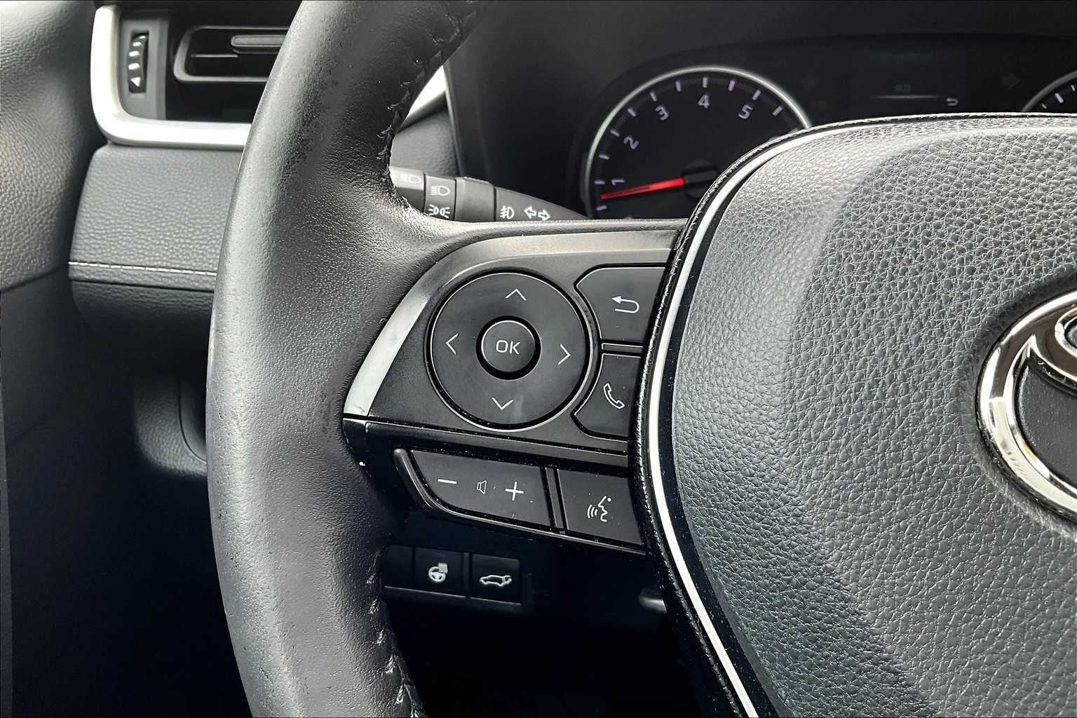 2020 Toyota RAV4 XLE - Photo 23