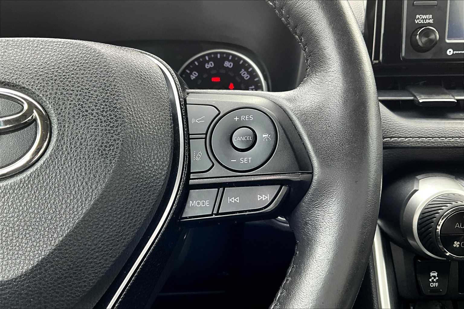 2020 Toyota RAV4 XLE - Photo 24