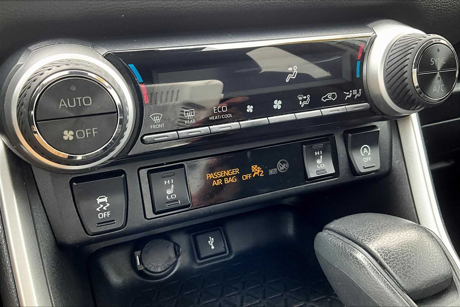 2020 Toyota RAV4 XLE - Photo 26