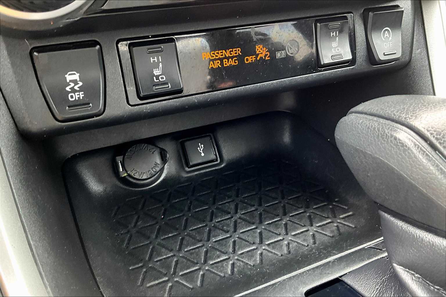 2020 Toyota RAV4 XLE - Photo 27