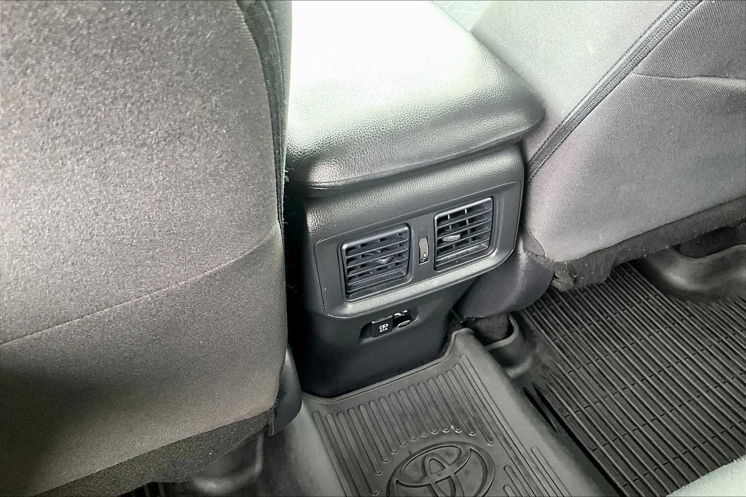 2020 Toyota RAV4 XLE - Photo 28