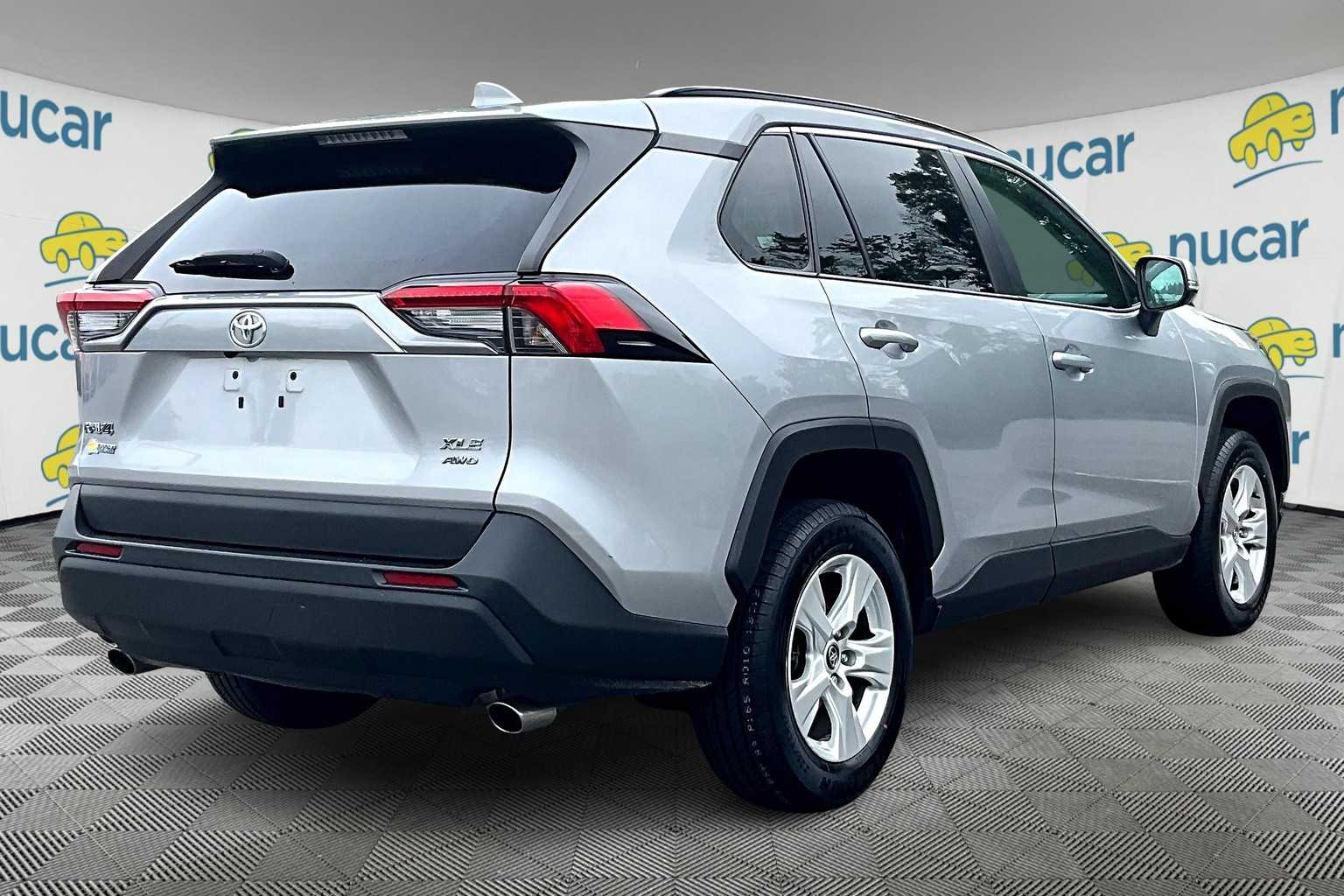 2020 Toyota RAV4 XLE - Photo 6