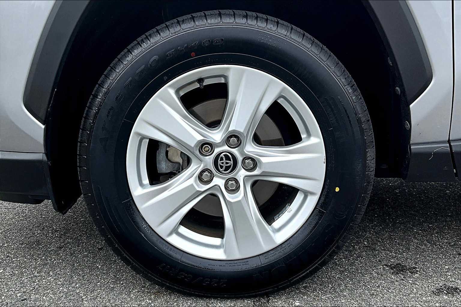 2020 Toyota RAV4 XLE - Photo 7