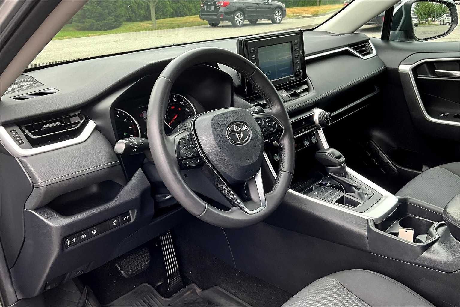 2020 Toyota RAV4 XLE - Photo 8