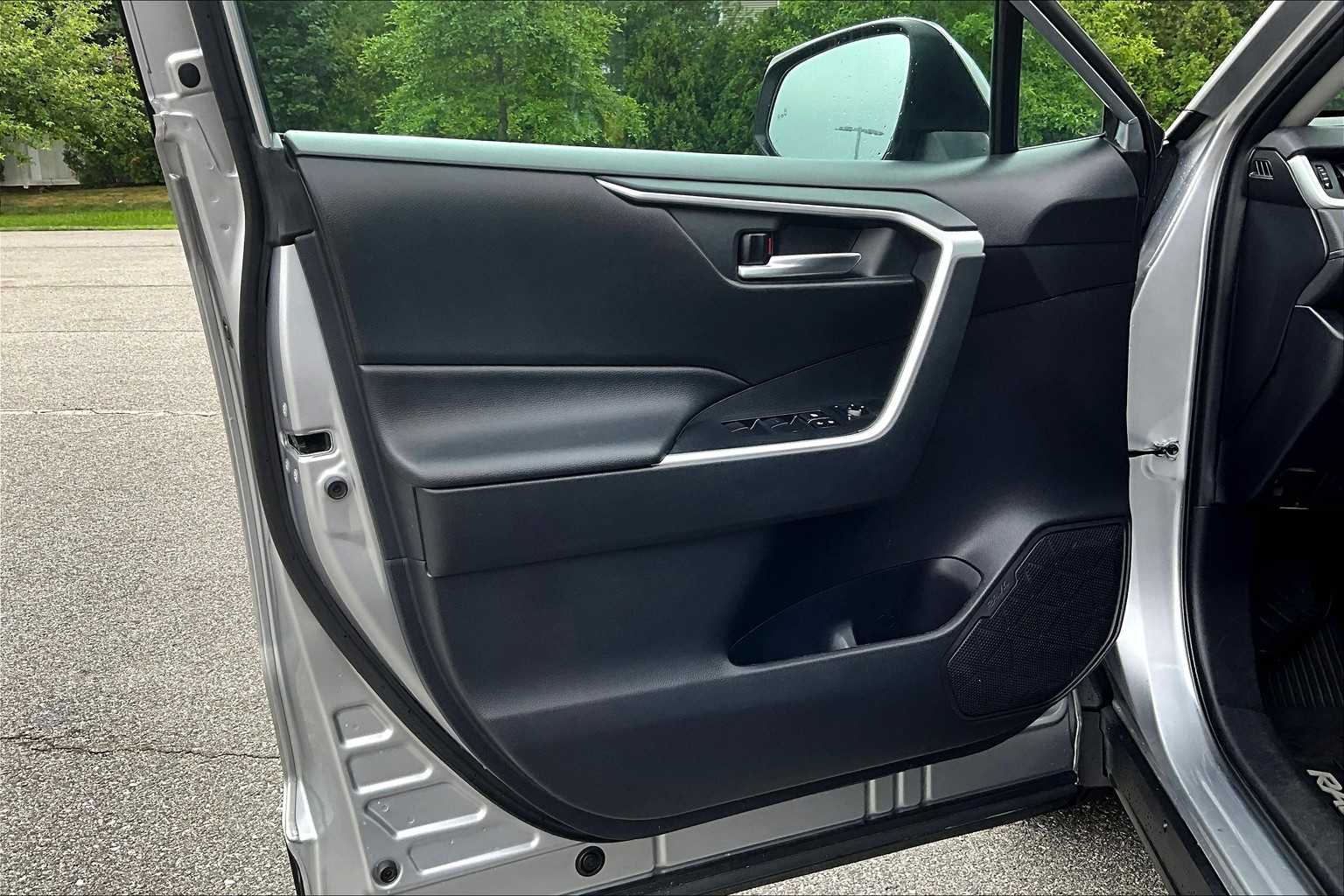 2020 Toyota RAV4 XLE - Photo 9