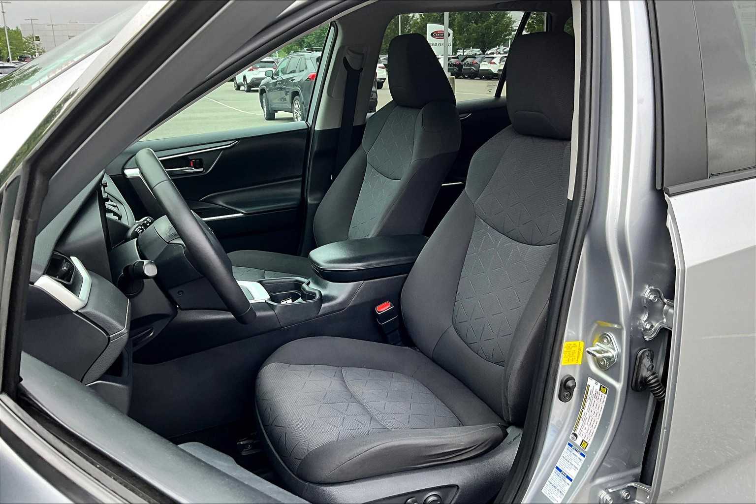 2020 Toyota RAV4 XLE - Photo 10
