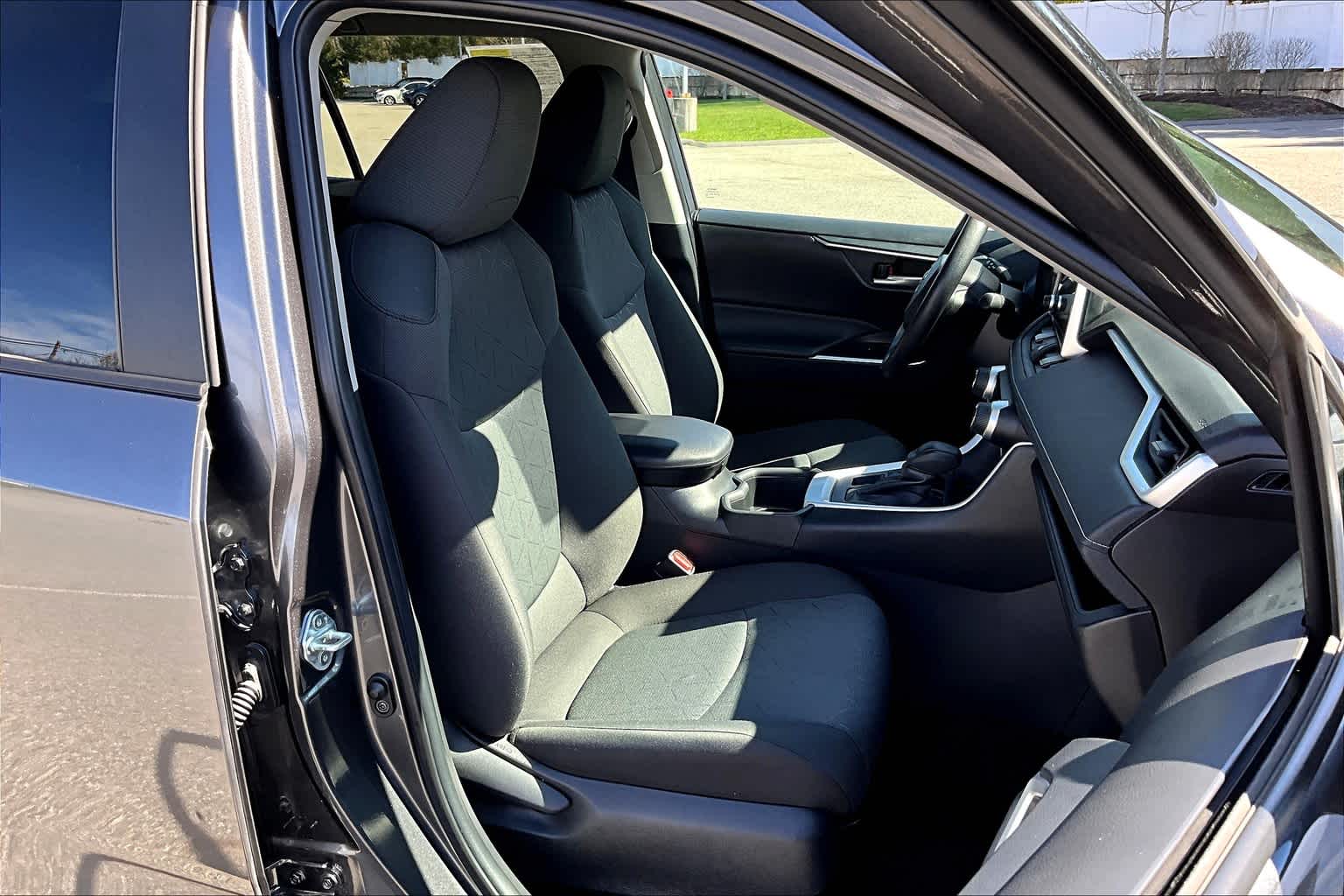 2024 Toyota RAV4 XLE - Photo 11