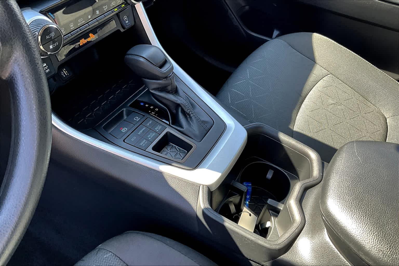 2024 Toyota RAV4 XLE - Photo 20