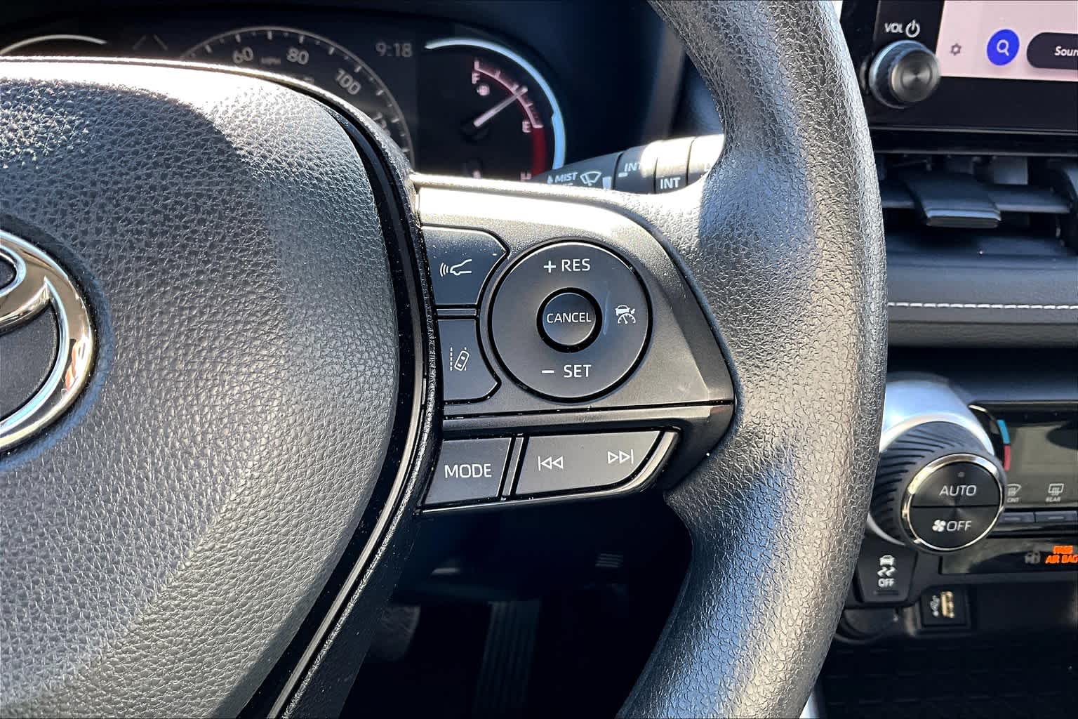 2024 Toyota RAV4 XLE - Photo 24