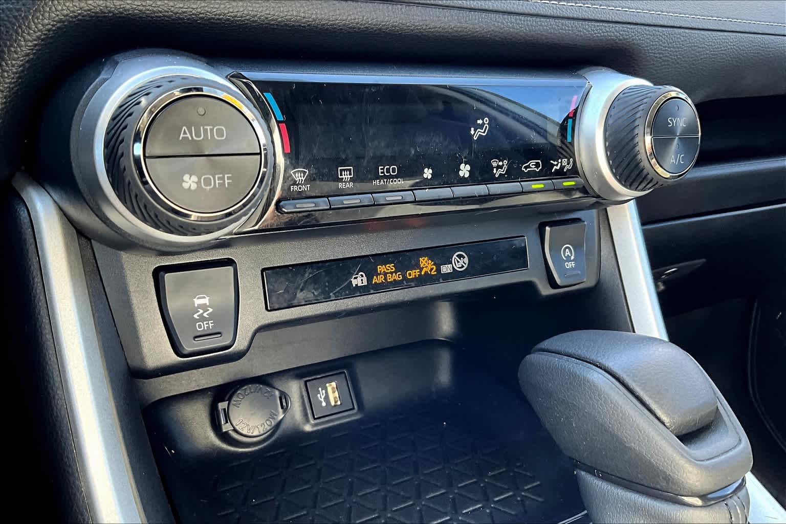 2024 Toyota RAV4 XLE - Photo 26