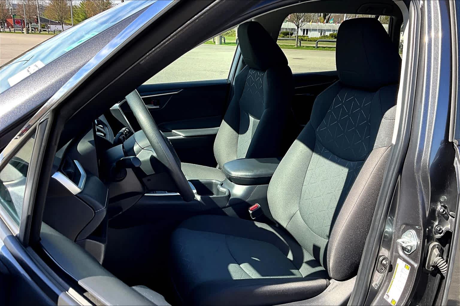 2024 Toyota RAV4 XLE - Photo 10