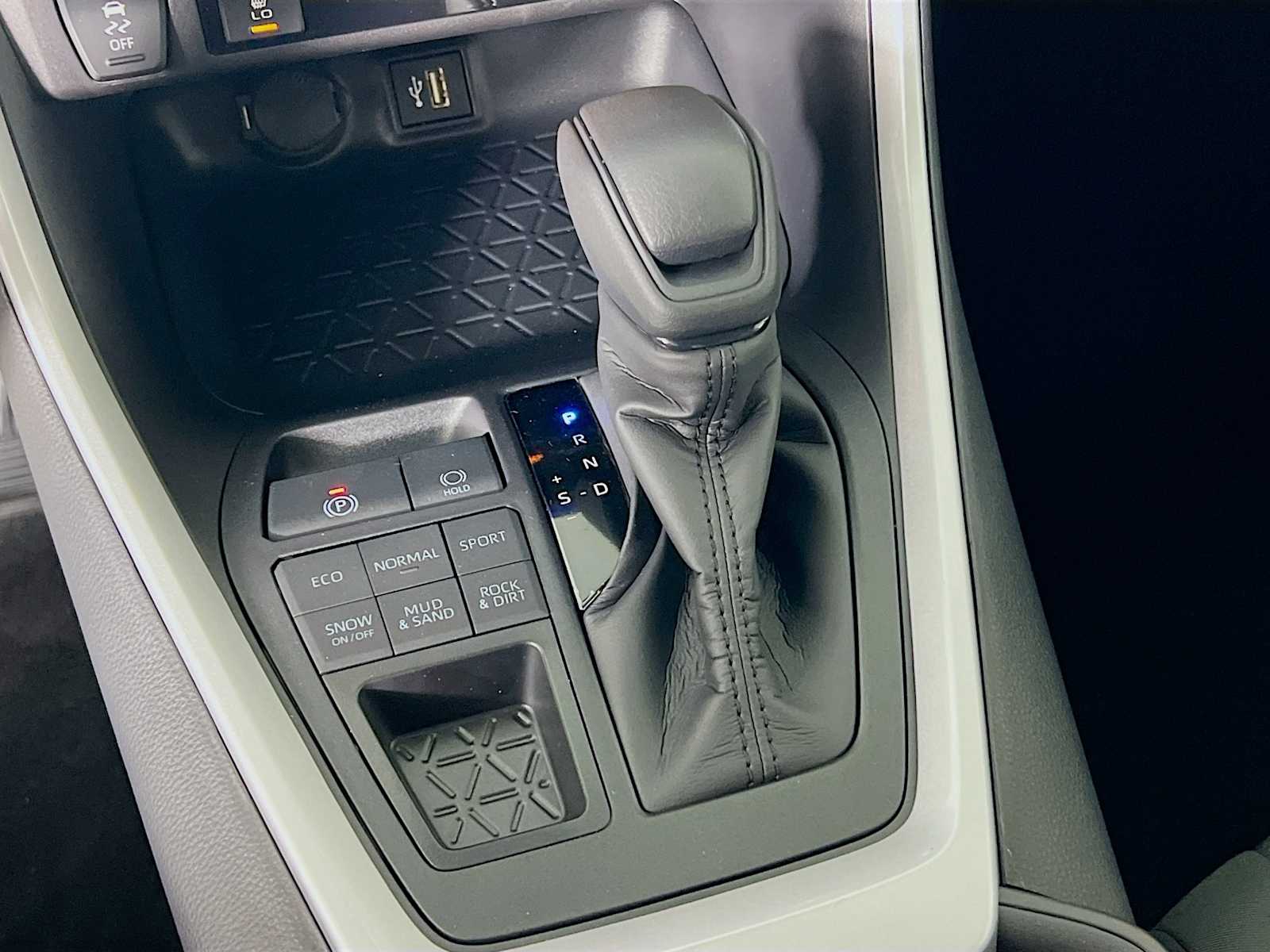 2025 Toyota RAV4 XLE - Photo 11