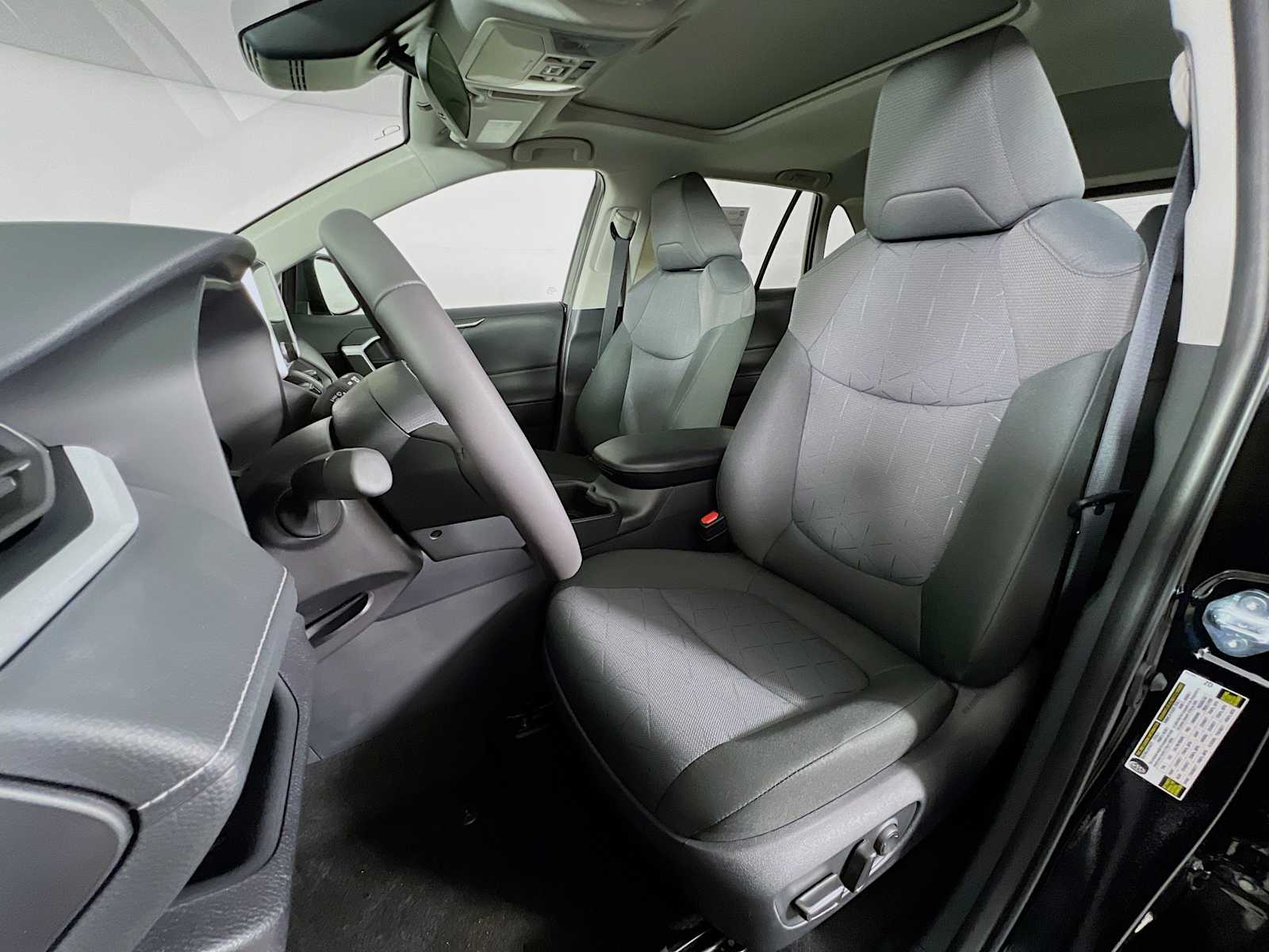 2025 Toyota RAV4 XLE - Photo 12