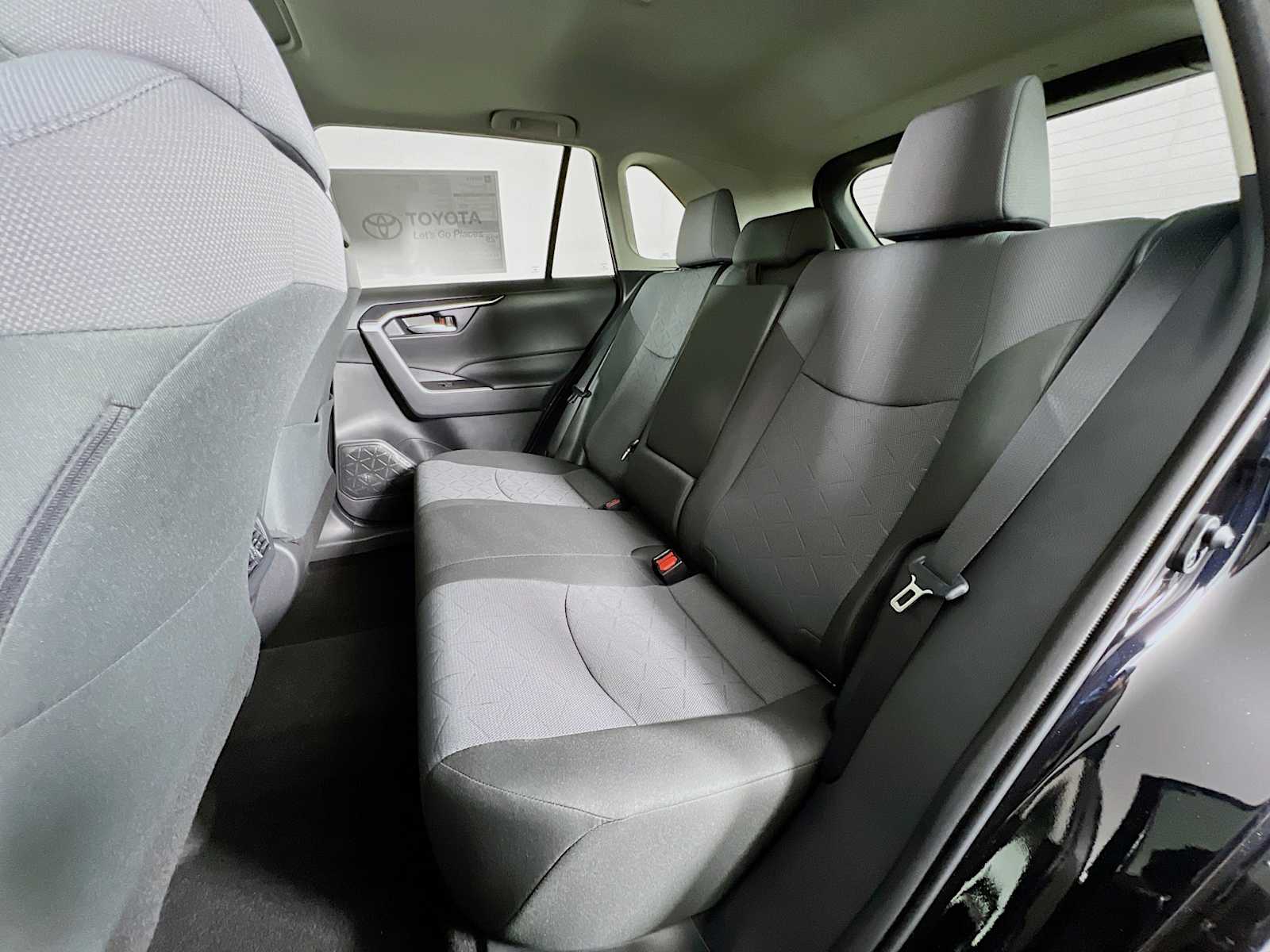 2025 Toyota RAV4 XLE - Photo 13