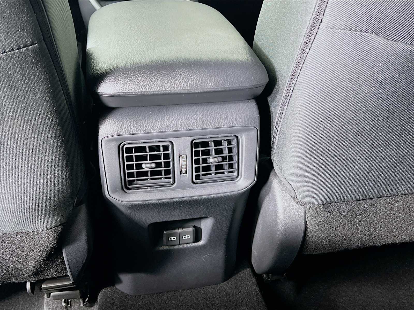 2025 Toyota RAV4 XLE - Photo 14