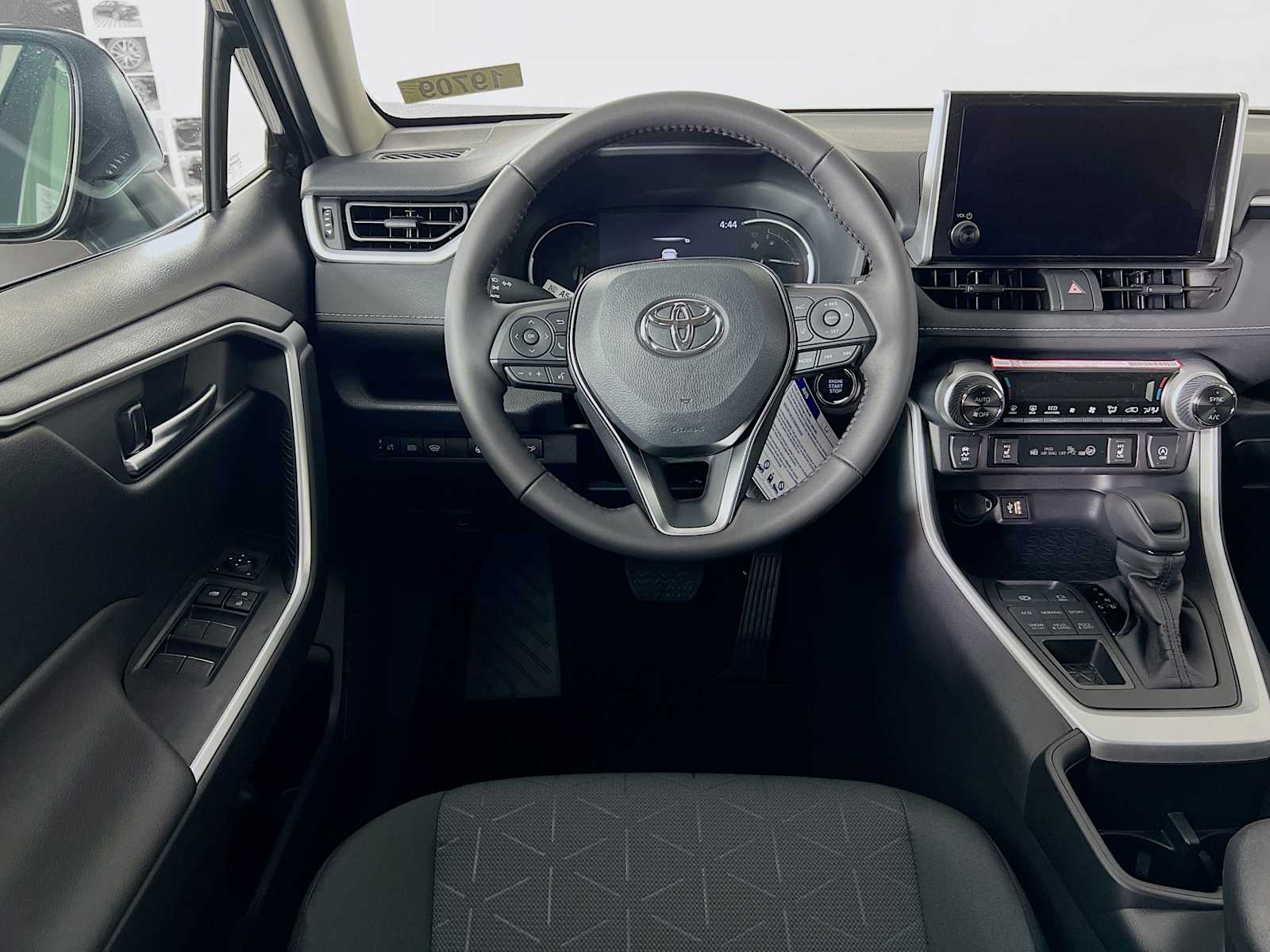 2025 Toyota RAV4 XLE - Photo 15