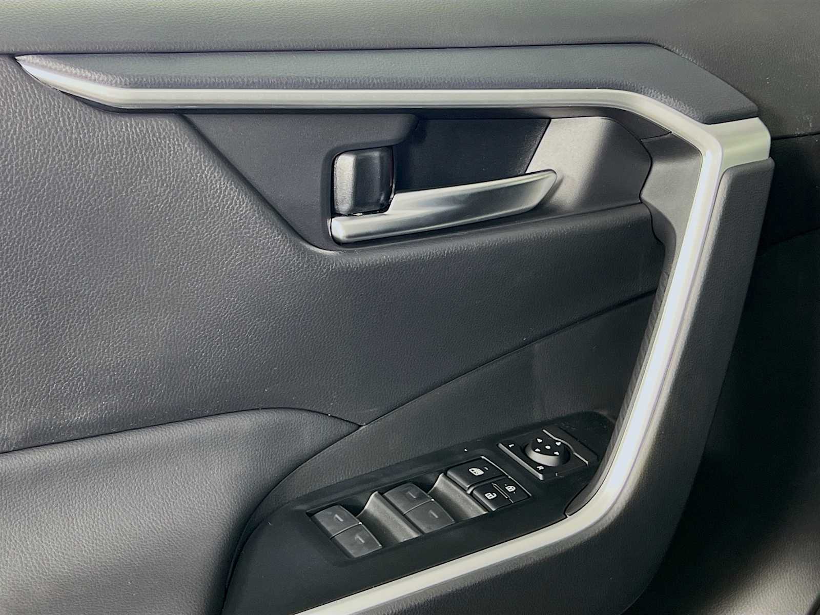 2025 Toyota RAV4 XLE - Photo 16