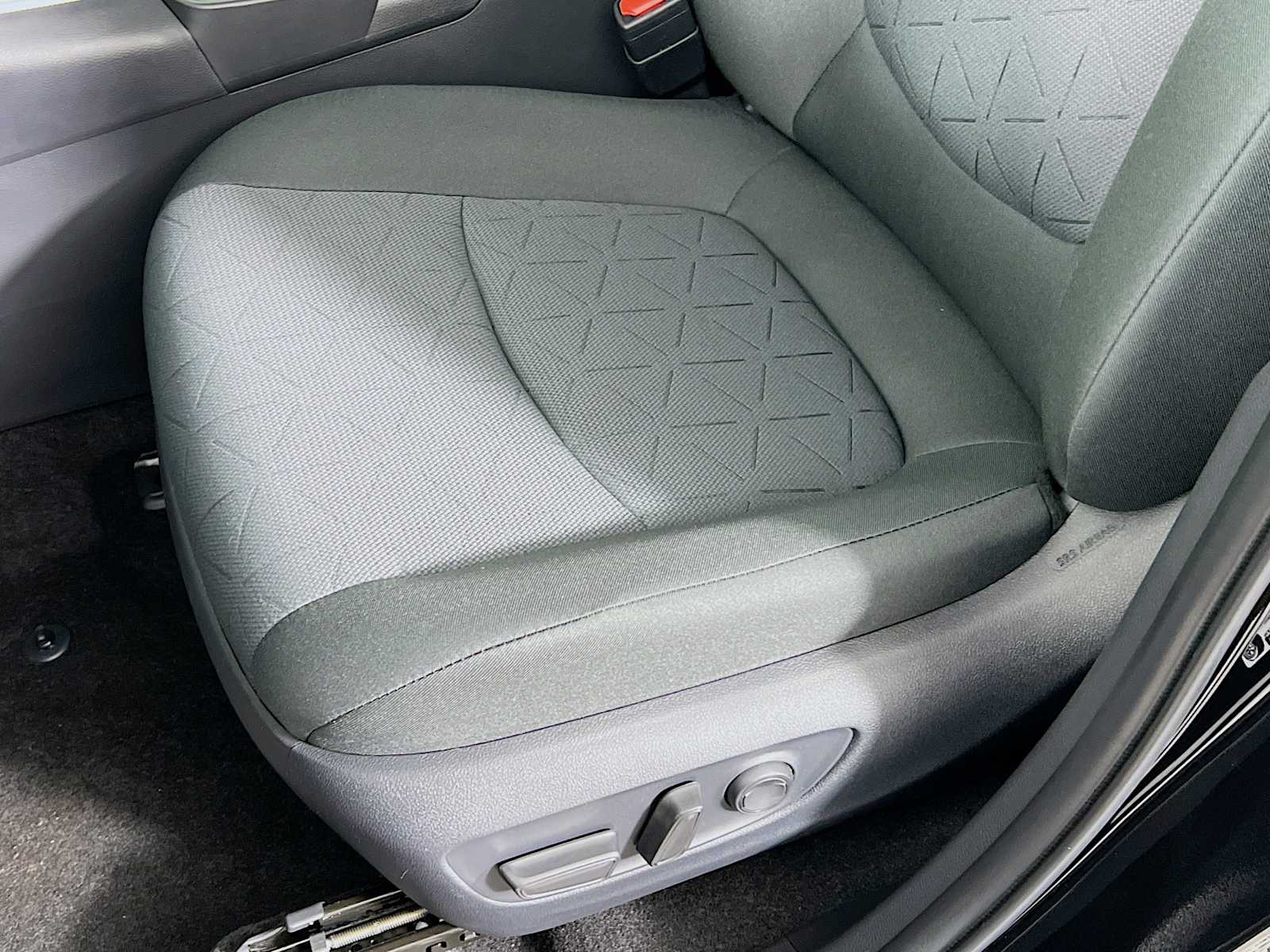 2025 Toyota RAV4 XLE - Photo 17