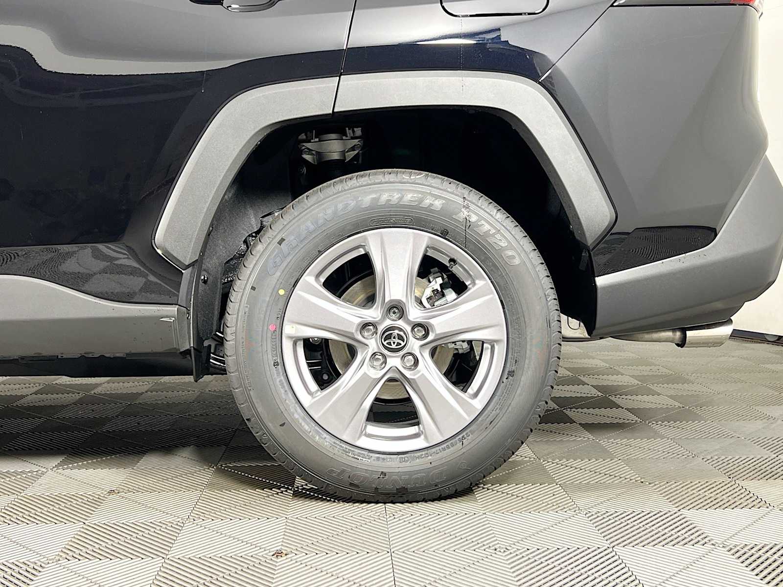 2025 Toyota RAV4 XLE - Photo 19