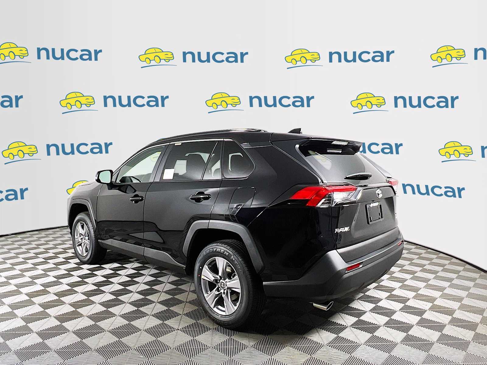 2025 Toyota RAV4 XLE - Photo 4