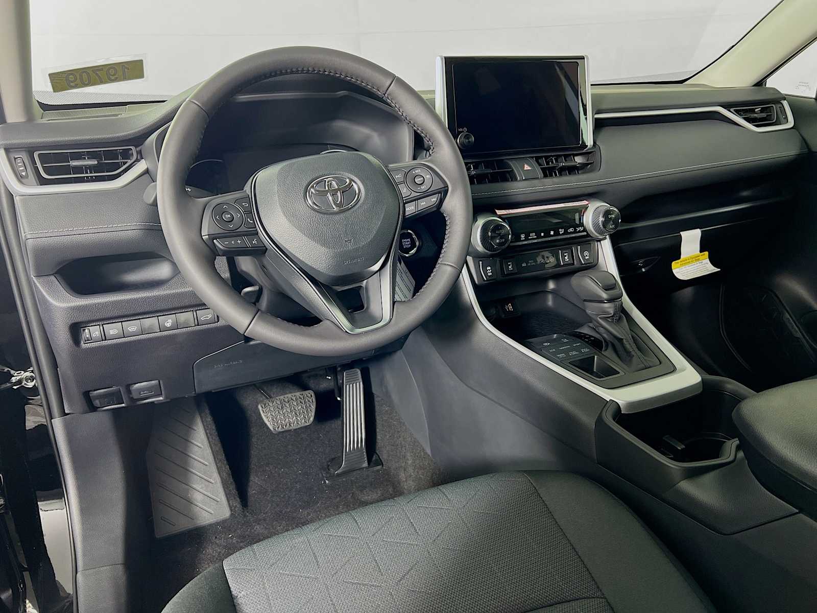 2025 Toyota RAV4 XLE - Photo 6