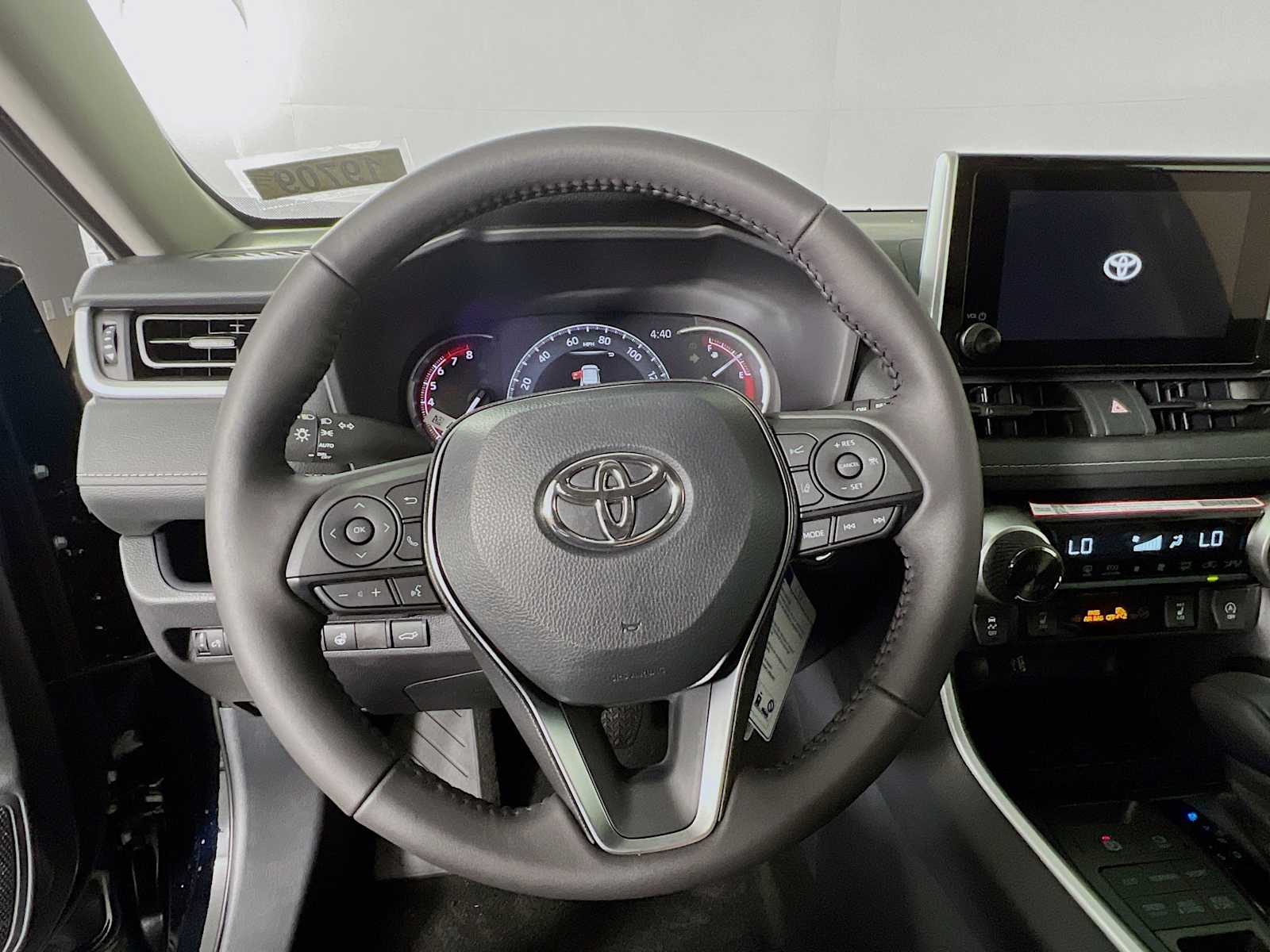 2025 Toyota RAV4 XLE - Photo 7