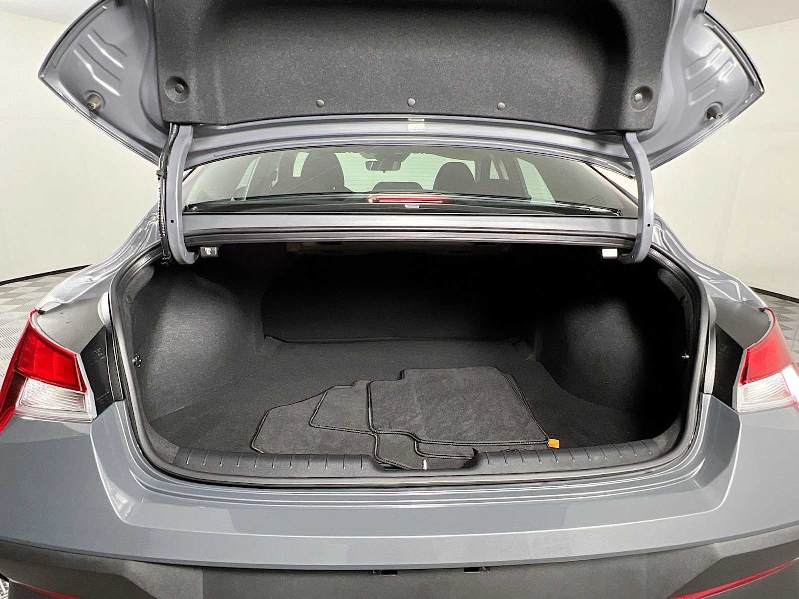 2024 Hyundai Elantra SE - Photo 24