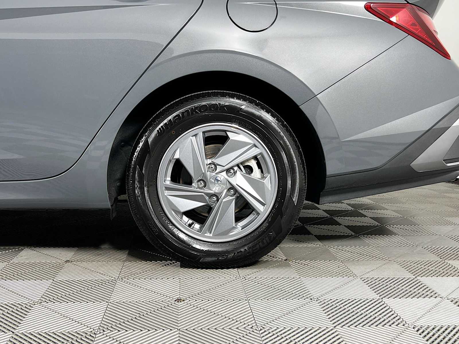 2024 Hyundai Elantra SE - Photo 29