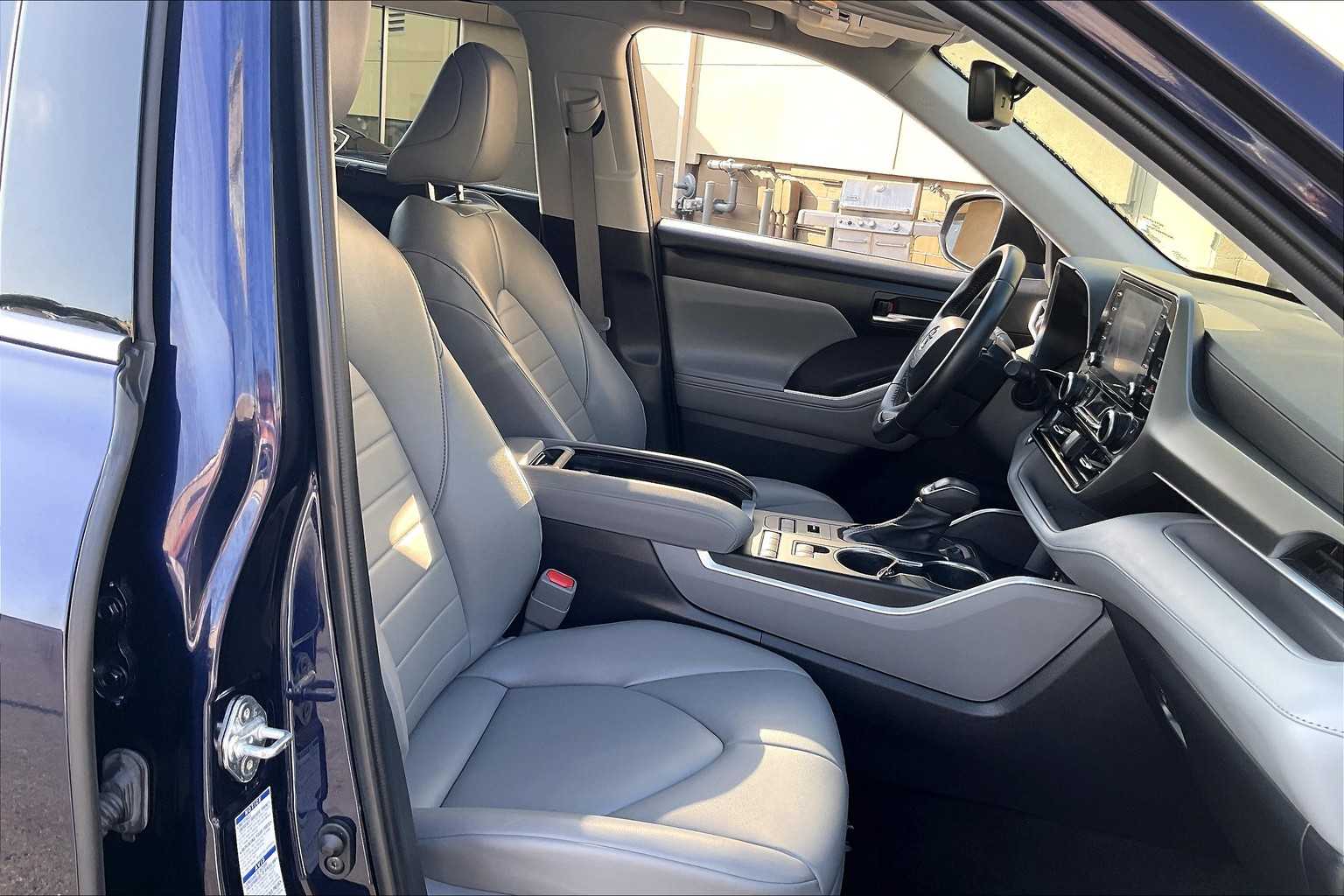 2022 Toyota Highlander XLE - Photo 11