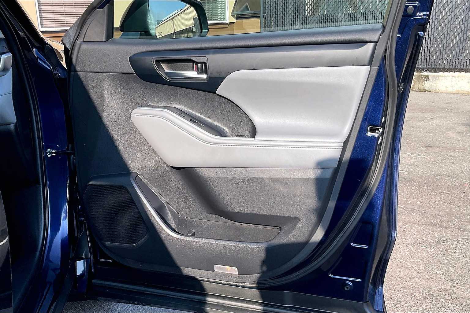 2022 Toyota Highlander XLE - Photo 12