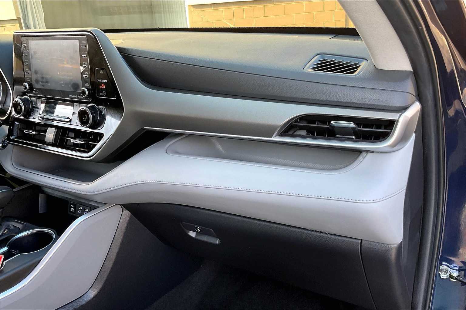 2022 Toyota Highlander XLE - Photo 13