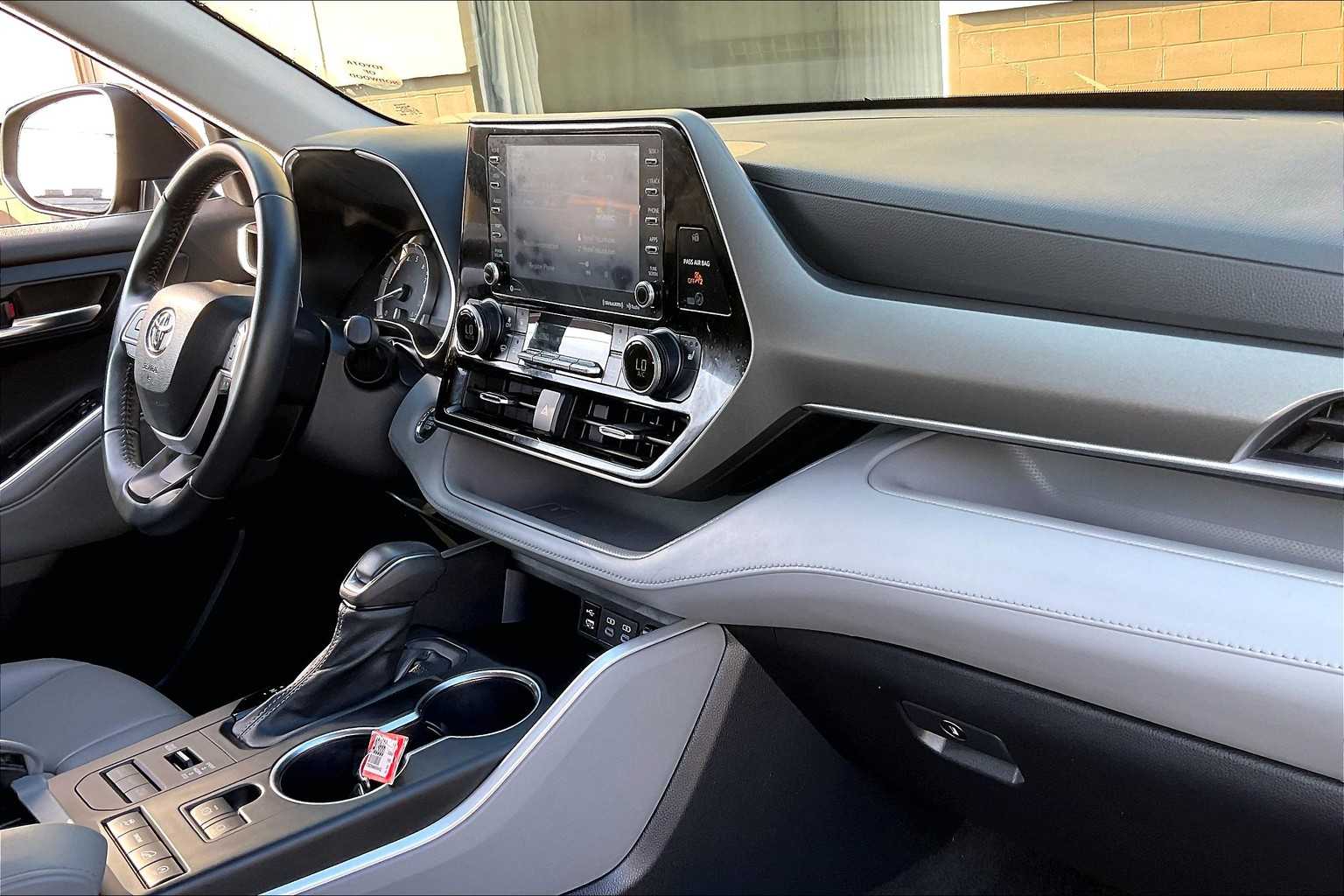2022 Toyota Highlander XLE - Photo 14