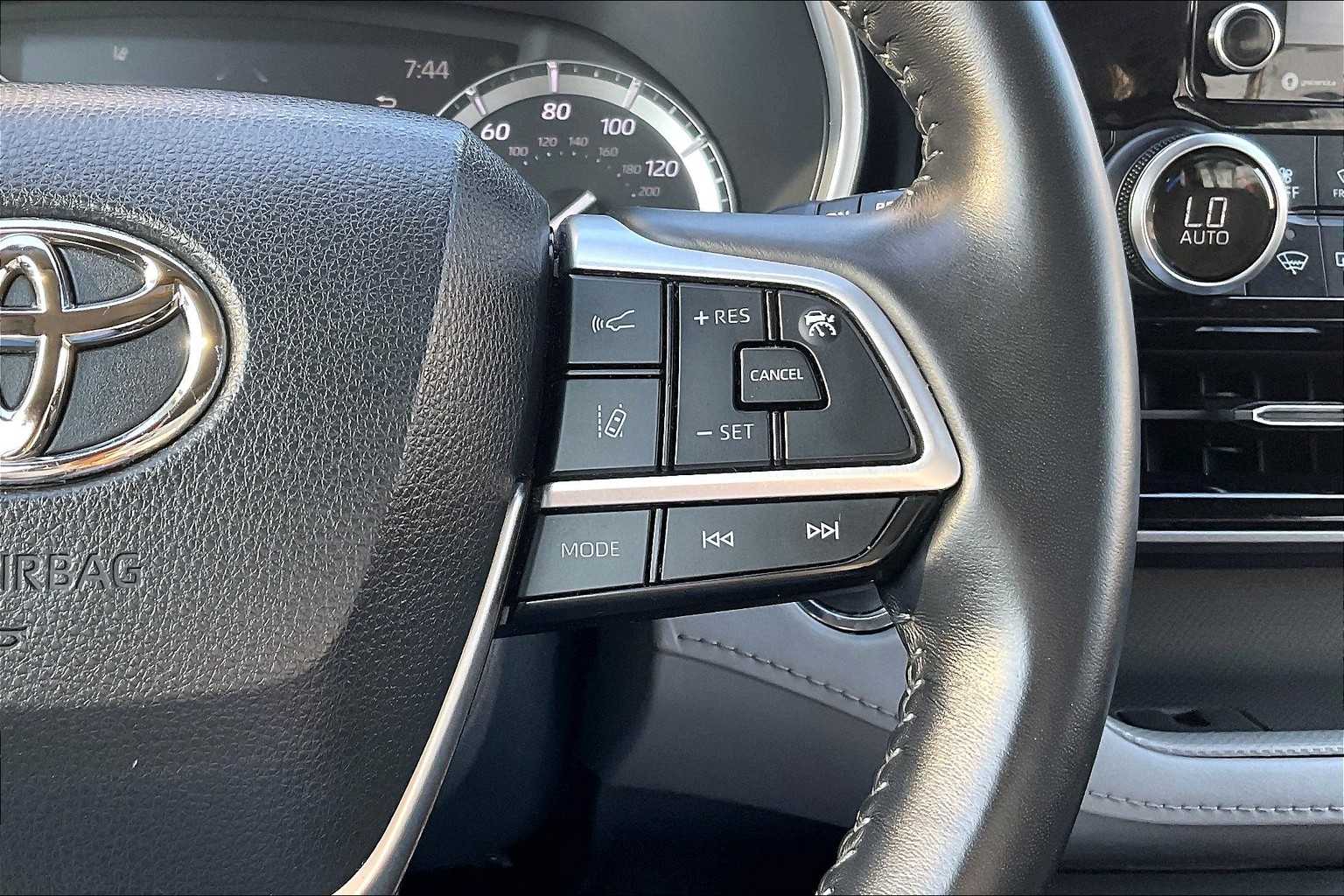 2022 Toyota Highlander XLE - Photo 24