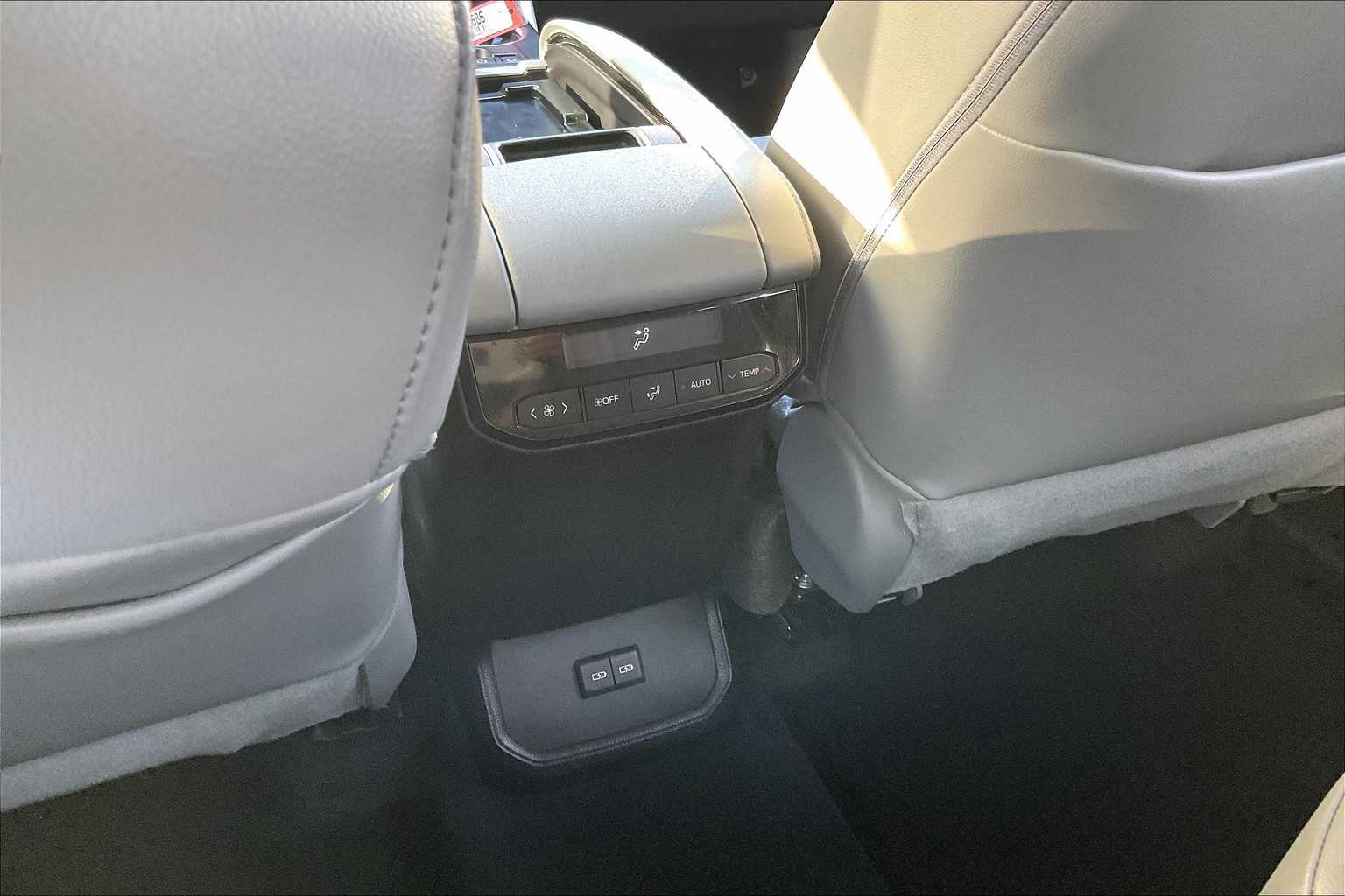 2022 Toyota Highlander XLE - Photo 28