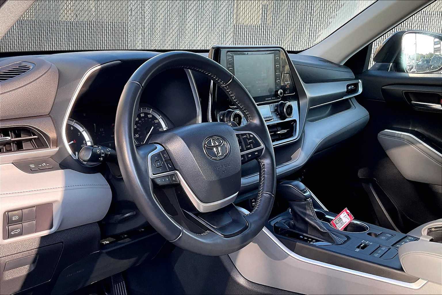 2022 Toyota Highlander XLE - Photo 8