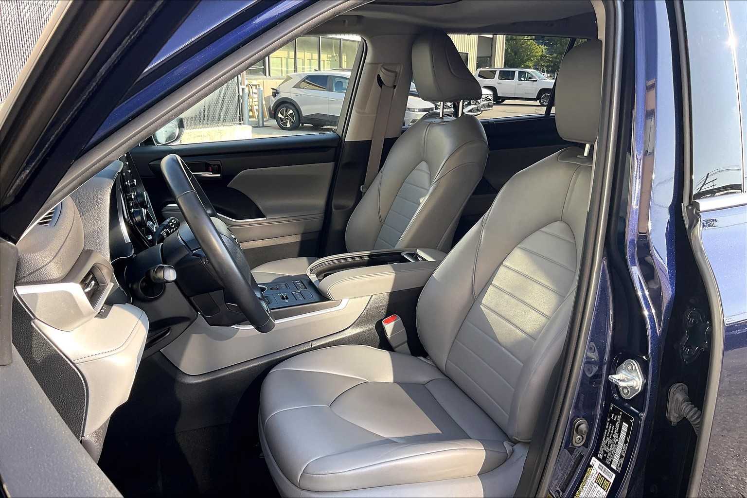 2022 Toyota Highlander XLE - Photo 10