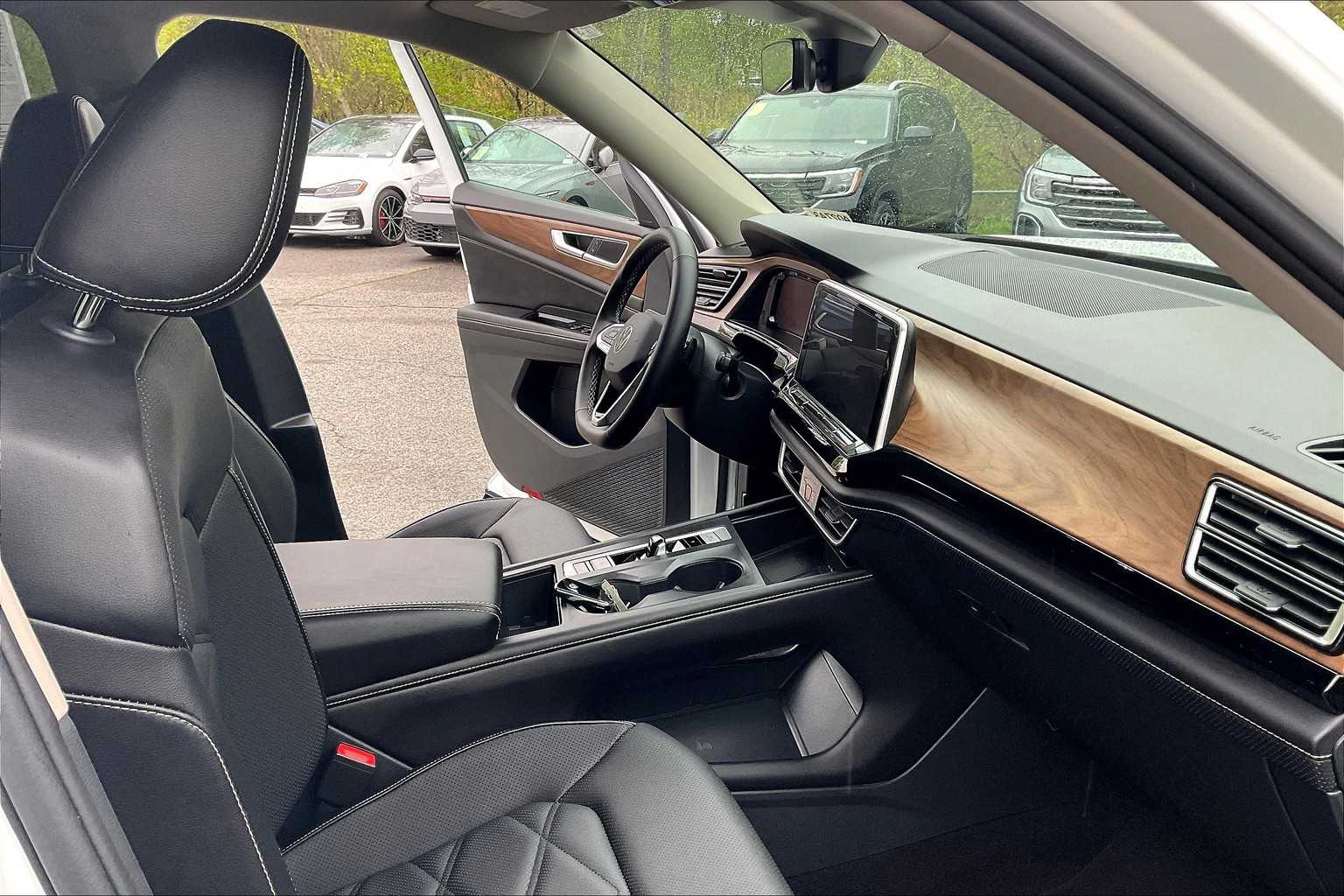 2024 Volkswagen Atlas 2.0T SE - Photo 11
