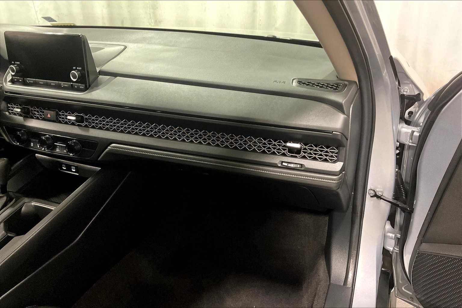 2025 Honda Accord SE - Photo 13