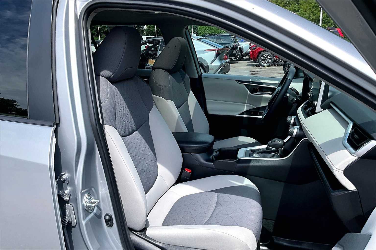 2022 Toyota RAV4 XLE - Photo 11