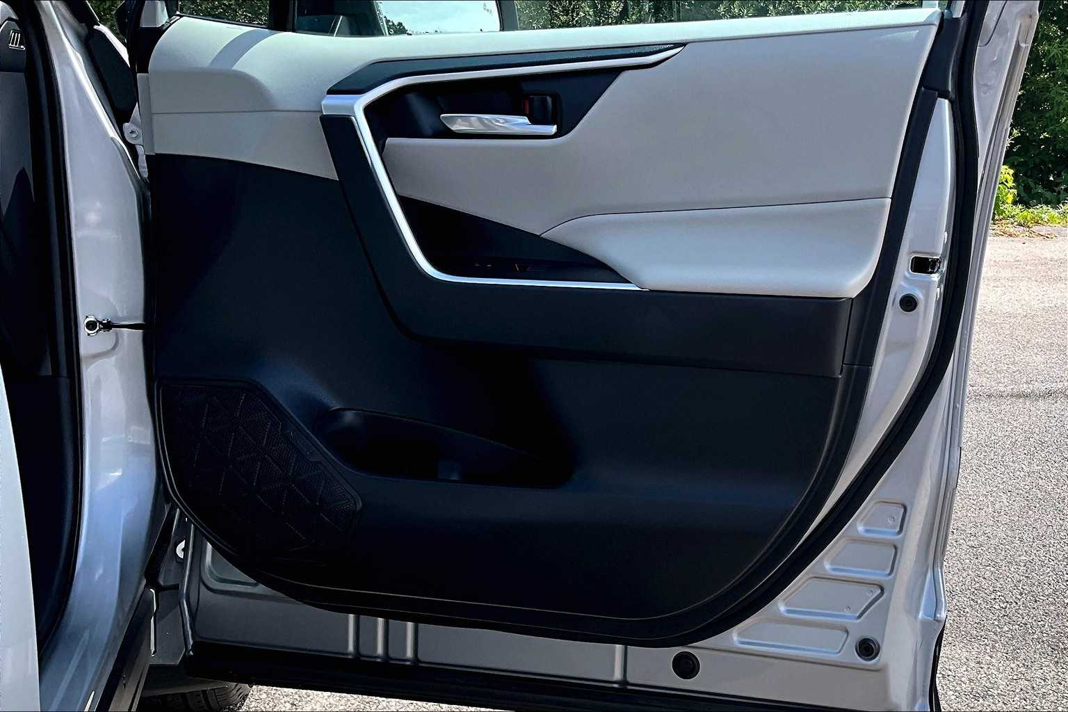 2022 Toyota RAV4 XLE - Photo 12