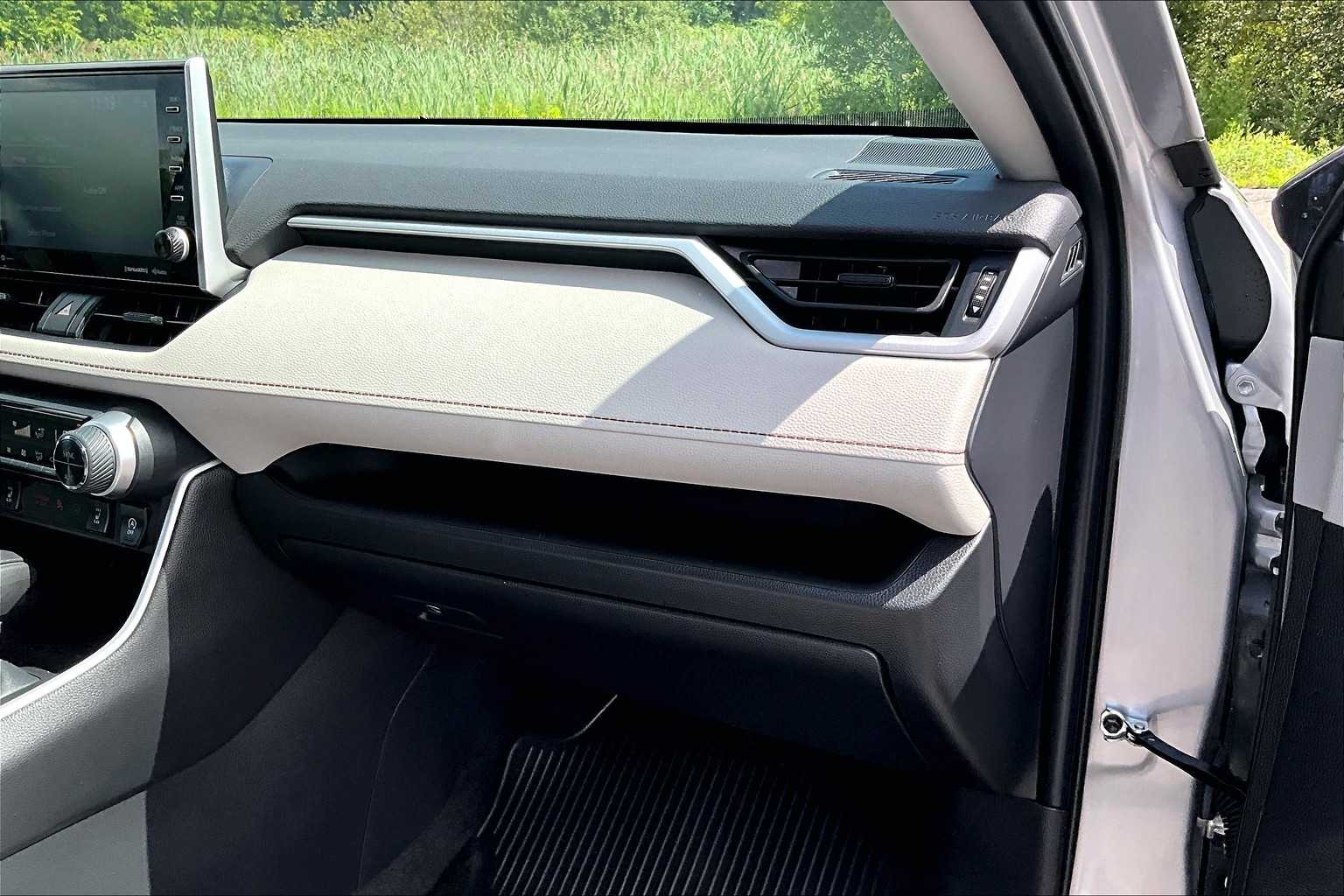 2022 Toyota RAV4 XLE - Photo 13