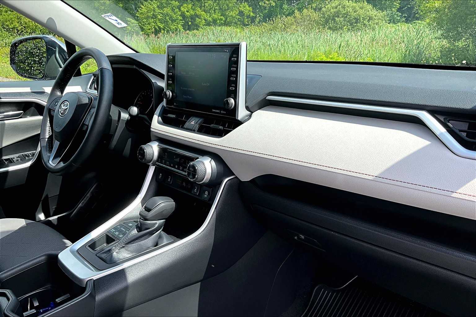 2022 Toyota RAV4 XLE - Photo 14