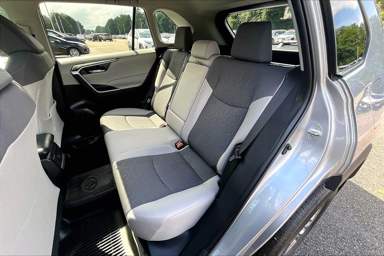 2022 Toyota RAV4 XLE - Photo 15
