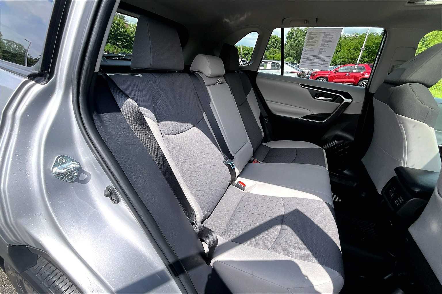 2022 Toyota RAV4 XLE - Photo 16